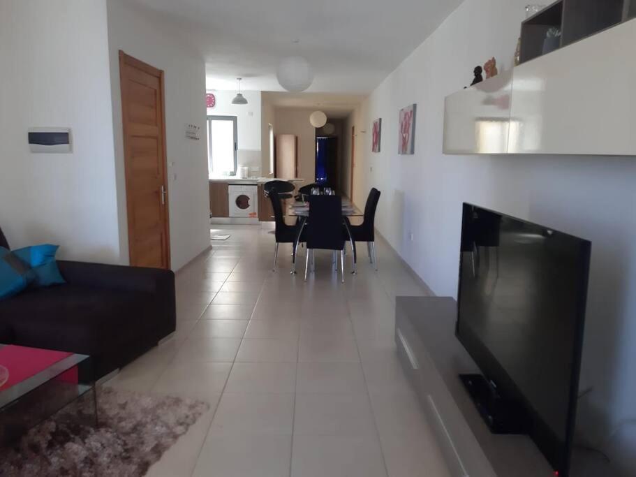 Lovely Two Bedroom Apartment St. Paul's Bay Bagian luar foto